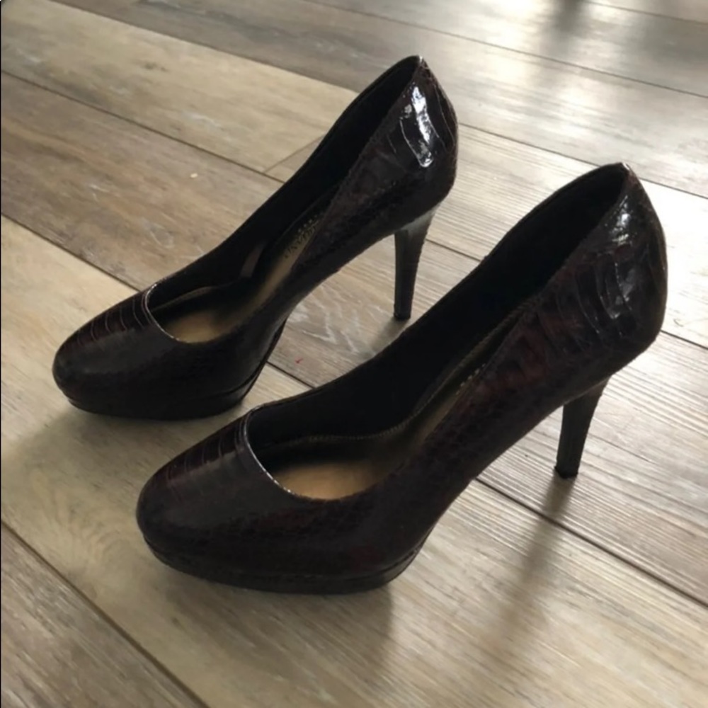 NWOT Brown snakeskin look heels size 5.5